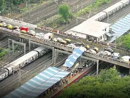 मुंबई का एलफिंस्टन ब्रिज ढहने की कगार पर, सेवरी-वर्ली कनेक्टर के लिए रास्ता साफ