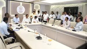 मुंबई : मेट्रो रेल कॉरिडोर के तहत प्रस्तावित 300 करोड़ रुपये के बॉलीवुड थीम पार्क को रद्द करने का निर्देश