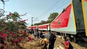 नाशिक रोड रेलवे स्टेशन के पास भीषण हादसा; कर्मभूमि एक्सप्रेस से तीन युवक नीचे गिर गए, 1 की मौत, एक शख्स गंभीर रूप से घायल