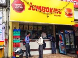 मुंबई का जंबो वड़ा पाव फास्ट फूड ब्रान्ड्स को दे रहा है कड़ी टक्कर 