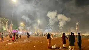 मुंबई : बड़े पैमाने पर पटाखे फोड़े जाने से कई जगहों पर वायु गुणवत्ता पर बुरा असर