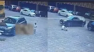मुंबई : मलाड के एक रेजिडेंशियल कॉम्प्लेक्स से रोड रेज; सात साल के लड़के के पैर में गंभीर फ्रैक्चर