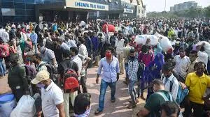 मुंबई: बिहार जाने के लिए लोकमान्य तिलक टर्मिनस स्टेशन पर यात्रियों की भारी भीड़ 