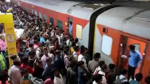 इंदौर से दिल्ली, मुंबई, यूपी बिहार जाने वाले ट्रेनें पूरी तरह पैक