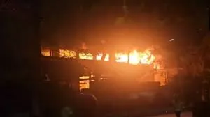 मुंबई :  दहिसर पश्चिम स्थित मेघा पार्टी हॉल में भीषण आग