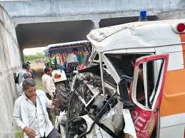दिल्ली-मुंबई एक्सप्रेस वे पर मरीजों को लेकर जा रही एंबुलेंस पुलिया से नीचे गिरी; दो लोगों की मौत, चालक घायल