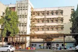 घाटकोपर स्थित राजावाड़ी अस्पताल गेट के बाहर निजी फार्मासिस्ट 