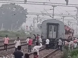  मुंबई-भागलपुर एक्सप्रेस के तीन कोच चलती ट्रेन से हुए अलग, धीमी रफ्तार से टल गया बड़ा हादसा