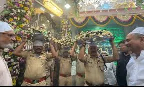 डोंगरी में रहमान शाह बाबा दरगाह में संदल की रस्म बहुत श्रद्धा और भक्ति के साथ मनाई गई; मुंबई पुलिस कमिश्नर देवेन भारती भी मौजूद थे