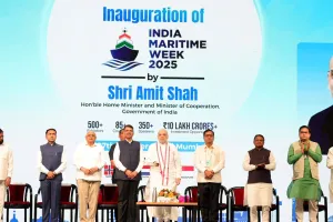 मुंबई : केंद्रीय गृह मंत्री अमित शाह ने मझगांव डॉक पर अत्याधुनिक डीप-सी फिशिंग वेसल्स का किया उद्घाटन 