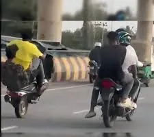 मुंबई : मोटरसाइकिल पर स्टंट करने और सोशल मीडिया पर वीडियो शेयर करने के आरोप में चार युवक गिरफ्तार