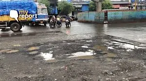 मुंबई : प्रशासनिक लापरवाही के कारण सड़कों पर धूल, गड्ढे; लोग परेशा