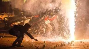 मुंबई : संवेदनशील और भीड़भाड़ वाले इलाकों में पटाखे फोड़ने पर सख्त पाबंदी