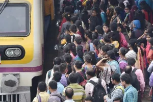 मुंबई : लोकल ट्रेन में लड़की को जबरदस्ती किस किया और फरार हो गया अनजान शख्स; आरोपी की सरगर्मी से तलाश