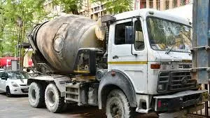 मुंबई : मलाड पश्चिम में सीमेंट मिक्सर ट्रक द्वारा दोपहिया वाहन को टक्कर मारने से महिला की मौत 