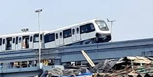 मुंबई : टेस्ट रन के दौरान एक मोनोरेल ट्रेन झुक गई; मोनोरेल को हुआ नुकसान