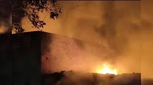 ऐरोली: दीघा स्थित एक कबाड़ गोदाम में भीषण आग; घटना में किसी के हताहत होने की खबर नहीं