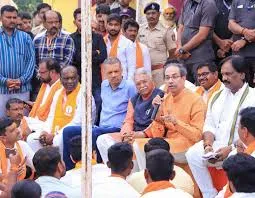 मुंबई : उद्धव ठाकरे ने किसानों से एकजुट होकर महायुति सरकार से लड़ने का आग्रह किया