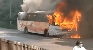 मुंबई : 'शिवशाही' बस में माटुंगा पुलिस स्टेशन के पास लग गई आग; यात्रियों को समय रहते सुरक्षित बाहर निकाल लिया गया 