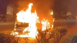 मुंबई-अहमदाबाद हाईवे पर दौड़ती कार में भीषण आग; चालक की सूझबूझ से बड़ा हादसा टला