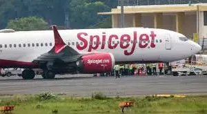 मुंबई से कोलकाता जा रही स्पाइसजेट के इंजन में अचानक खराबी आने के कारण इमरजेंसी लैंडिंग