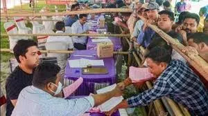 मुंबई : महाराष्ट्र की 53% से ज़्यादा ज़िला परिषदों ने सर्वोच्च न्यायालय द्वारा निर्धारित 50% आरक्षण की सीमा का उल्लंघन किया