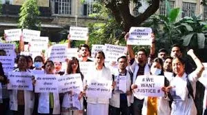 मुंबई : ड्यूटी पर तैनात डॉक्टरों पर हुए हमले में शामिल लोगों के खिलाफ तत्काल कार्रवाई की मांग; रेजिडेंट डॉक्टरों में आक्रोश, सामूहिक अवकाश पर चले गए
