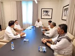 नई दिल्ली: दिल्ली में राहुल गांधी और कांग्रेस अध्यक्ष मल्लिकार्जुन खरगे ने बंद कमरे में की बैठक 