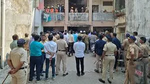 मुंबई : विक्रोली पार्क साईट में मनपा ने जर्जर इमारत खाली कराई; स्थानीय लोगों ने किया विरोध