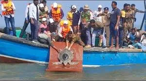 दहानू : घायल जंगली कछुए को बचाया; पूरी तरह ठीक होने के बाद उसे सफलतापूर्वक सैटेलाइट-टैग किया गया और पानी में छोड़ दिया गया