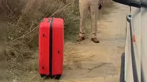 ठाणे में सड़क पर सूटकेस में युवती की लाश मिलने से हड़कंप 