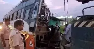 मुंबई-गोवा हाईवे पर शिवशाही बस CNG सिलेंडर ले जा रहे एक ट्रक से टकरा गई; सात यात्रियों को चोटें आईं 