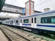 मुंबई : महिला यात्री हाईटेक नकली एसी लोकल पास के साथ पकड़ी गई; हिरासत में पति-पत्नी