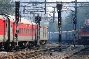 बदलापुर स्टेशन पर लगभग दो घंटे तक रुकी रही बेंगलुरु एक्सप्रेस; यात्रियों के बीच झड़प, कर्जत की ओर जाने वाली लोकल ट्रेनों में देरी हुई