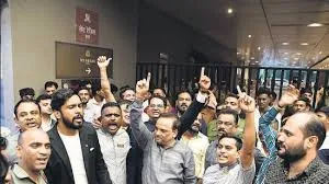 मुंबई में शिवसेना (UBT) और भारतीय जनता पार्टी से जुड़े लेबर यूनियन के सदस्यों के बीच झड़प