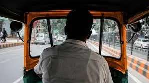 मुंबई : 17 साल की लड़की के साथ छेड़छाड़ मदद के लिए चिल्लाने पर चलती गाड़ी से धक्का देने के आरोप में ऑटो रिक्शा ड्राइवर गिरफ्तार 