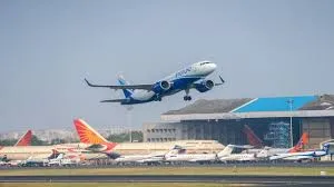 दिल्ली और मुंबई एयरपोर्ट्स से सफर करना अब यात्रियों के लिए पड़ सकता है महंगा ; 50,000 करोड़ का नुकसान