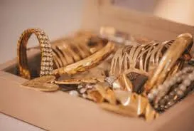 नवी मुंबई : पड़ोसी के घर से 22 तोले से ज़्यादा सोने की ज्वेलरी चुरा ली; कीमत 26 लाख