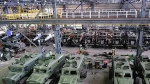 नई दिल्ली : आयुध कारखानों के 59000 रक्षा कर्मियों पर लटकी तलवार, कैबिनेट सचिव की अध्यक्षता वाली कमेटी पर नजर