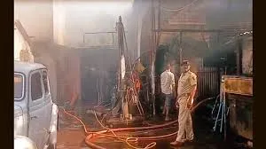 मुंबई : जंगली महाराज रोड पर गैरेज में आग; फायर डिपार्टमेंट ने 30 मिनट में काबू पा लिया