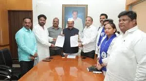 मुंबई : कांग्रेस और प्रकाश अंबेडकर के नेतृत्व वाली वंचित बहुजन आघाड़ी ने बृहन्मुंबई नगर निगम चुनावों के लिए गठबंधन की घोषणा