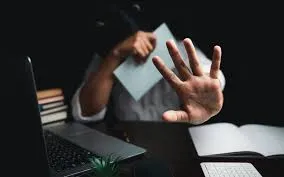 मुंबई : गन प्वाइंट पर किया गया प्रताड़ित; 51 वर्षीय बिजनेसवुमन ने शिकायत दर्ज कराई; नामी फार्मास्यूटिकल कंपनी के 6 लोगों के खिलाफ मामला दर्ज