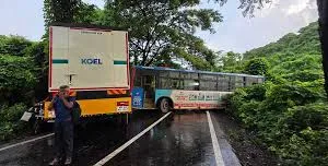  मुंबई : आरे कॉलोनी रोड पर बेस्ट बस-ट्रक की टक्कर से 2026 के पहले दिन यातायात बाधित 