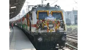  मुंबई : मध्य रेलवे ने सीएसएमटी-हजरत निजामुद्दीन राजधानी एक्सप्रेस की सातवीं सालगिरह मनाई 