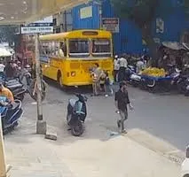मुंबई : खेतवाड़ी इलाके में महिला की गोद से गिरी 9 महीने की बच्ची को रौंद गई स्कूल बस