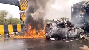 मुंबई : बिजनेसमैन की डूंगरपुर में चलती कार में आग लगने से दर्दनाक मौत