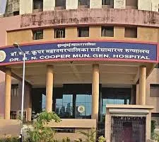 मुंबई : कूपर हॉस्पिटल में शर्मनाक घटना, नशे में मरीज ने 23 साल की डॉक्टर की छाती पर मारी लात