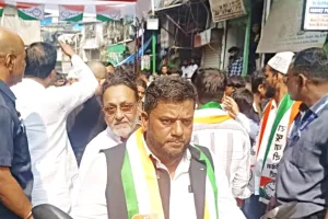 मुंबई महानगरपालिका चुनाव में सियासी घमासान, नवाब मलिक उतरे मैदान में, मोटरसाइकिल से किया ताबड़तोड़ प्रचार