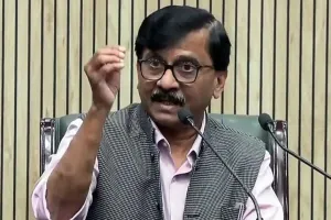 मुंबई : धनुष, बाण और घड़ी का नतीजा आ गया है! न्याय के देवता, इन्हें माफ करना - संजय राउत