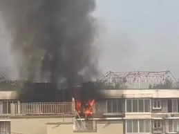 मुंबई : विले पार्ले की एक रिहायशी बिल्डिंग में आग लगी